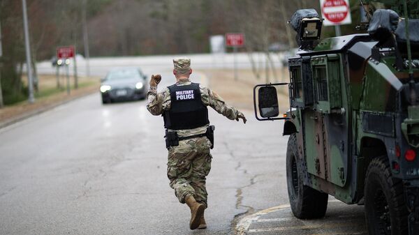 Сотрудник военной полиции Национальной гвардии США останавливает автомобиль с номерными знаками Нью-Йорка на границе штата Коннектикут