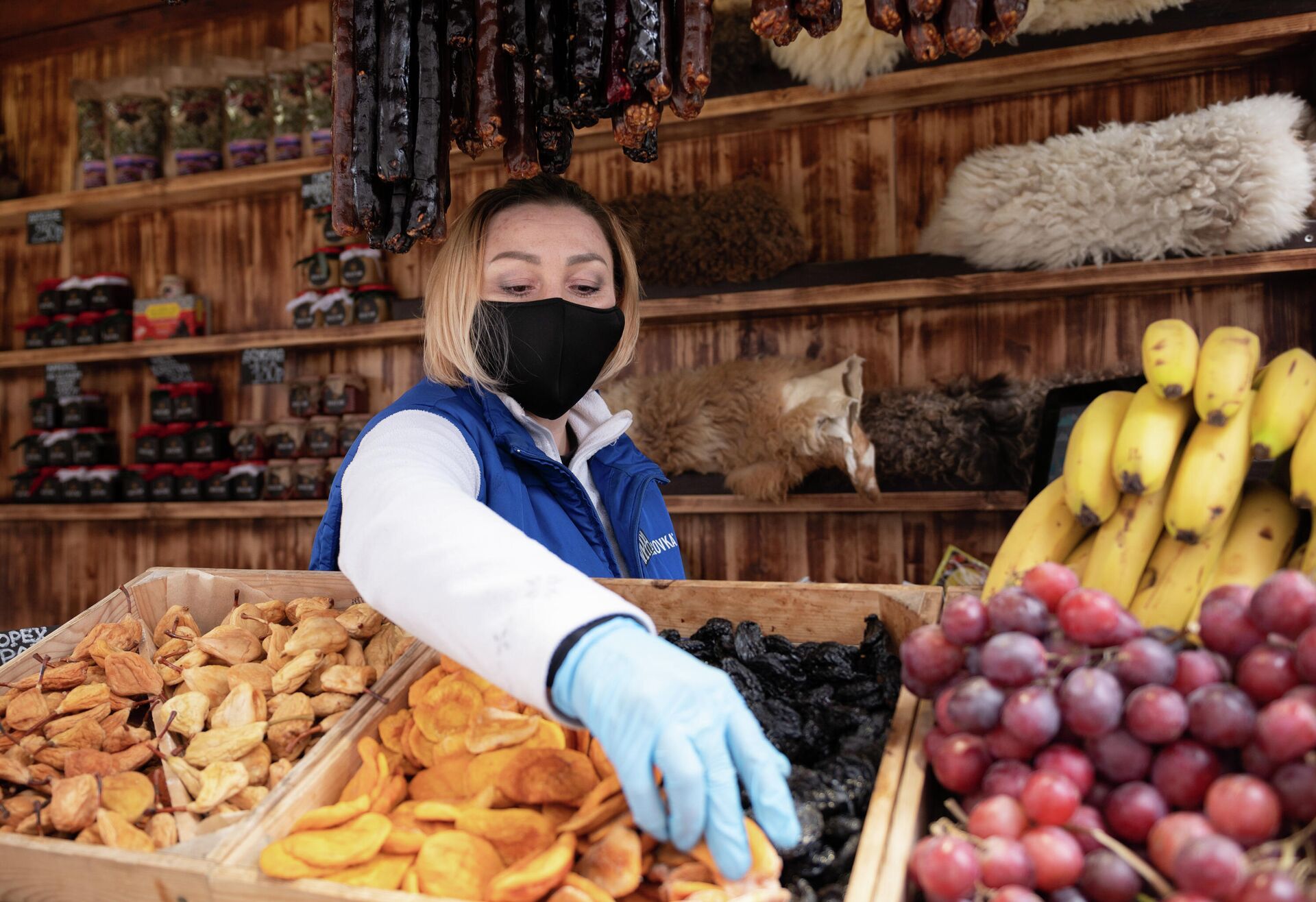 Продавец в защитной маске изображен на курорте Красная Поляна в Сочи, Россия - РИА Новости, 1920, 20.08.2021