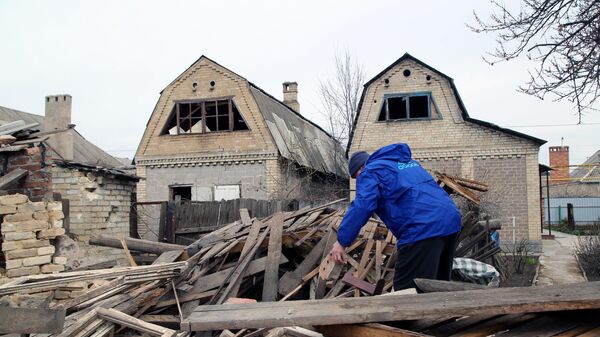 Местный житель во дворе частного дома, разрушенного после ночного артобстрела по Петровскому району Донецка
