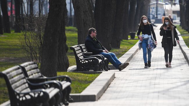 Девушки в медицинских масках на Страстном бульваре в Москве