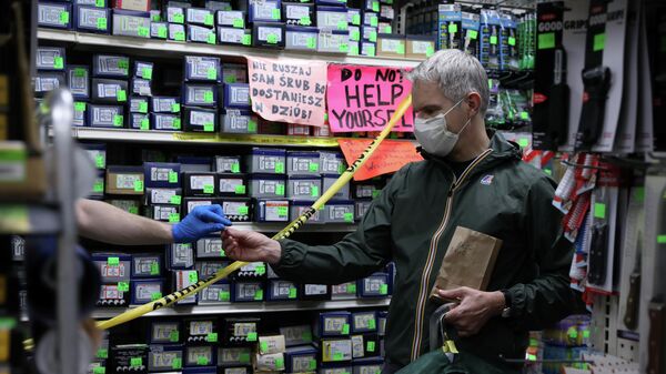 Покупатель забирает заказ из хозяйственного магазина во время вспышки коронавируса в Бруклине, Нью-Йорк, США