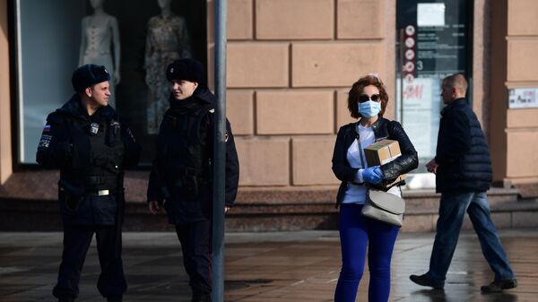Сотрудники полиции и прохожие на улице Москвы