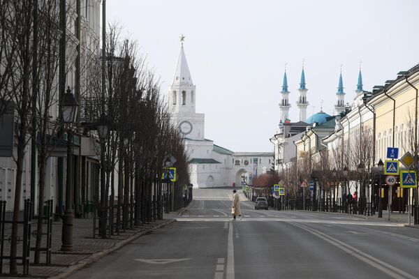 Пешеход на улице Кремлевская в Казани