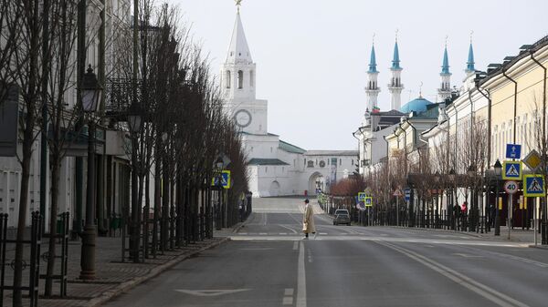Пешеход на улице Кремлевская в Казани