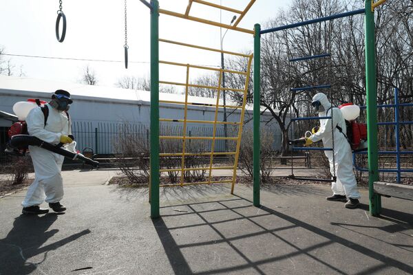 Сотрудники ГБУ Жилищник района Вешняки проводят дезинфекцию парковой территории от коронавирусной инфекции средством Ниопикс в Москве