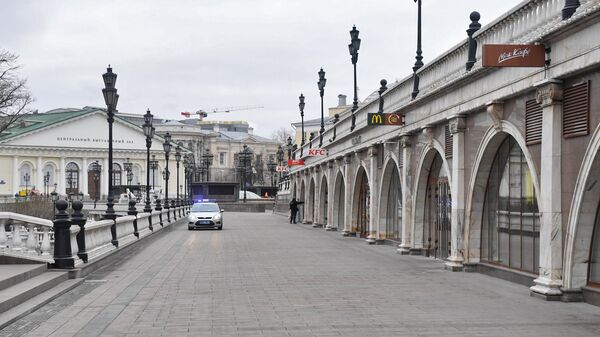 Патрульная машина на Манежной площади в Москве