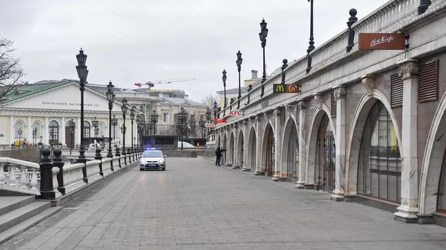 Патрульная машина на Манежной площади в Москве