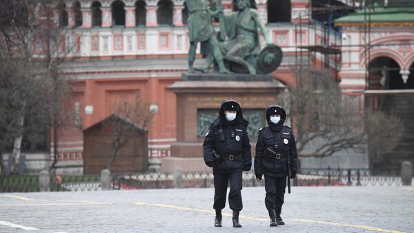Сотрудники полиции возле памятника Минину и Пожарскому на Красной площади