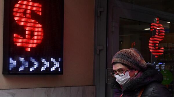 Электронное табло с символикой доллара на одной из улиц в Москве
