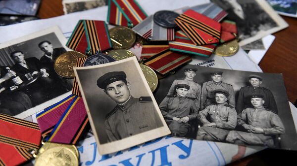 Фотографии военных лет и награды ветерана Великой Отечественной войны
