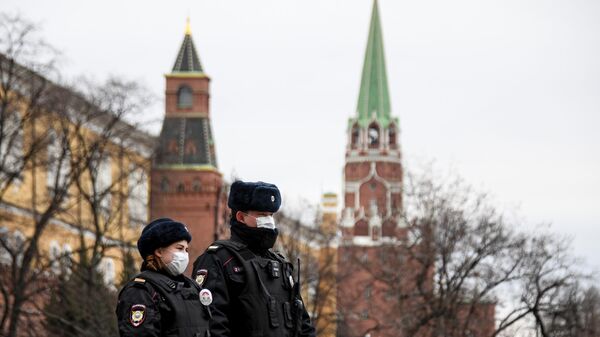 Сотрудники полиции возле Александровского сада в Москве