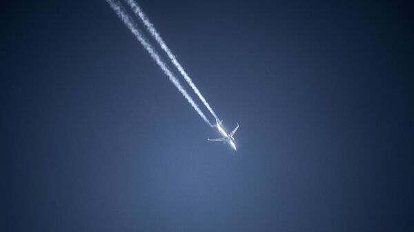 Самолет в небе над Международным аэропортом Шереметьево