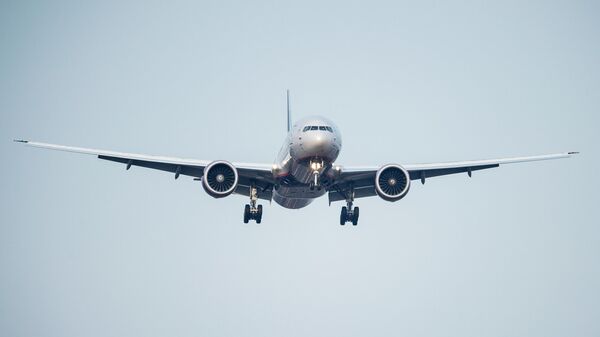 Пассажирский самолет Boeing-777 авиакомпании Аэрофлот заходит на посадку