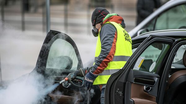 Дезинфекция автомобиля службы такси в Стокгольме, Швеция 