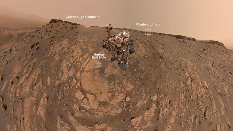 Селфи марсохода Curiosity возле крутого песчаного склона под фронтоном Гринхью