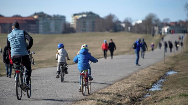 Местные жители на прогулке в Стокгольме 