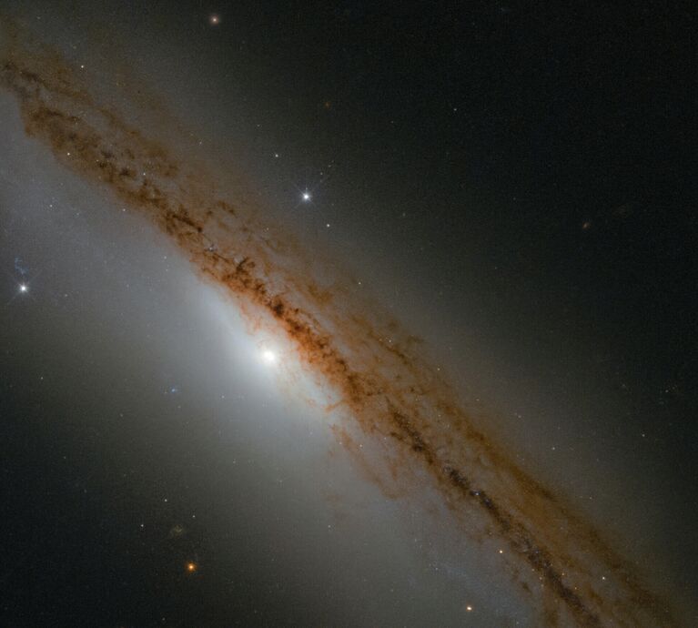 Галактика NGC 1589 в созвездии Телец 