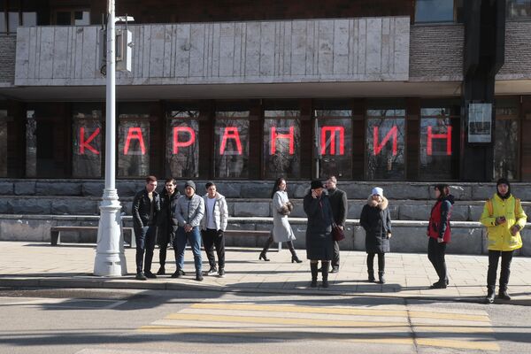 Люди возле Московского художественного академического театра ( МХАТ) имени М. Горького