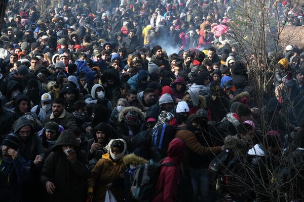 Толпа беженцев на границе Турции и Греции.