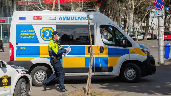 Машина медицинской скорой помощи на улице Тбилиси