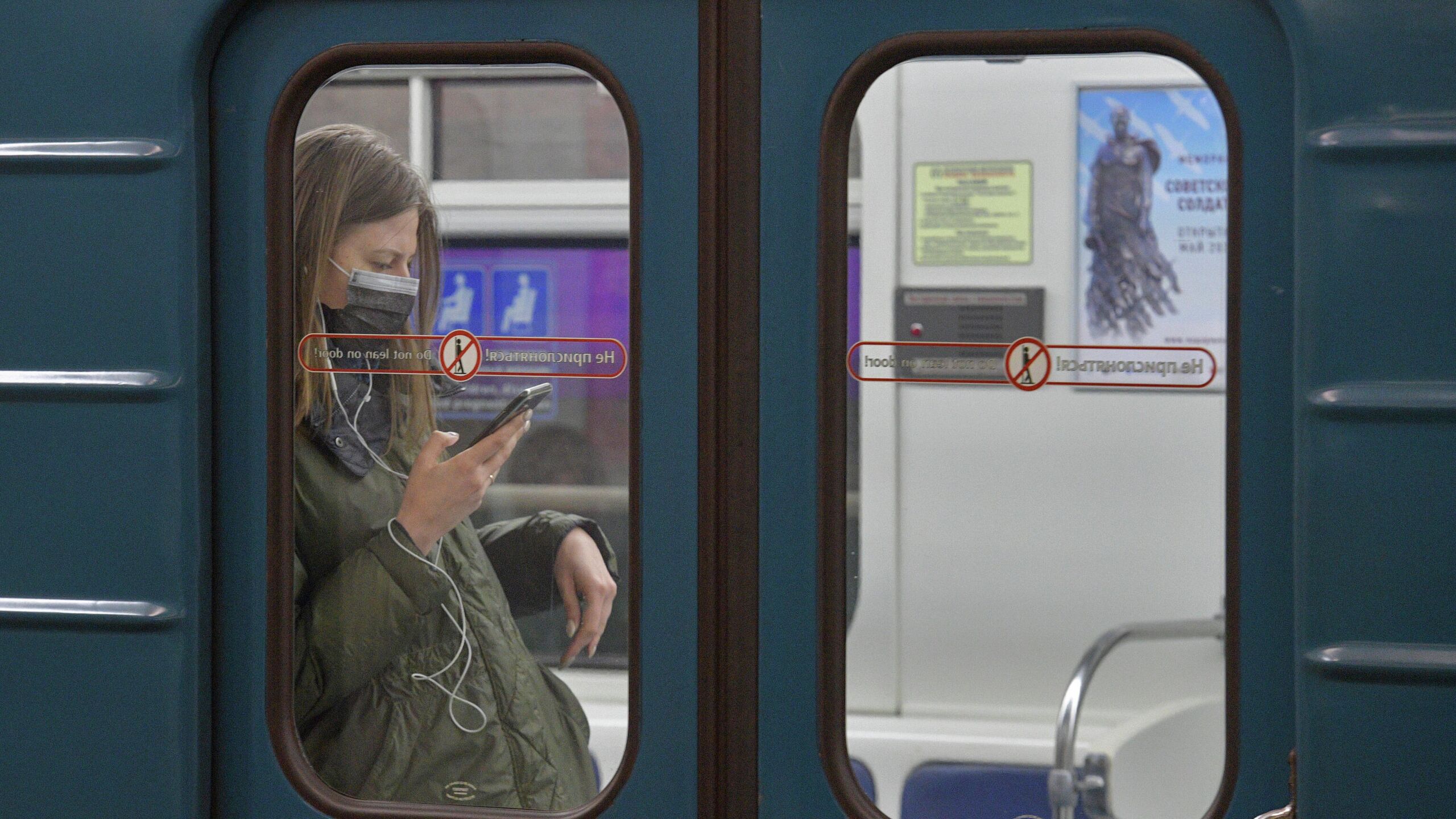 Масочный режим в санкт петербурге. Девушки в метро. Девушки в метро в масках. Маски в питерском метро. Девушки в метро СПБ.