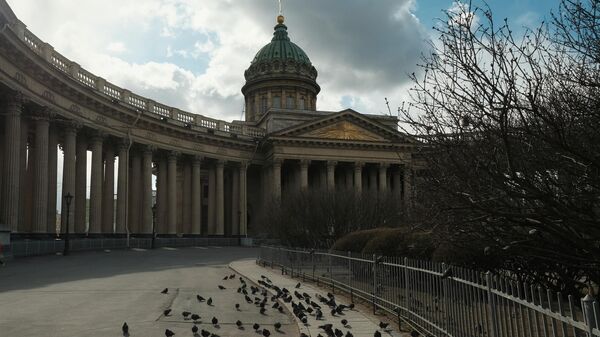 Пустая площадь возле Исаакиевского собора в Санкт-Петербурге