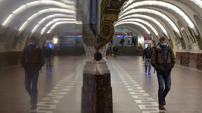 Пассажиры петербургского метрополитена