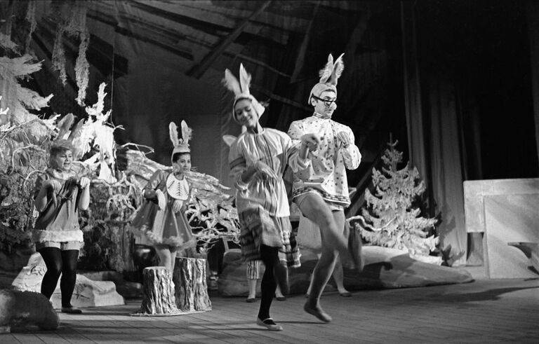 Сцена из оперы Морозко советского композитора Михаила Ивановича Красева. Постановка Детского музыкального театра под руководством Наталии Сац (сейчас Московский государственный академический детский музыкальный театр имени Наталии Ильиничны Сац). 1965 год Сцена из оперы Морозко советского композитора Михаила Ивановича Красева. Постановка Детского музыкального театра под руководством Наталии Сац (сейчас Московский государственный академический детский музыкальный театр имени Наталии Ильиничны Сац). 1965 год