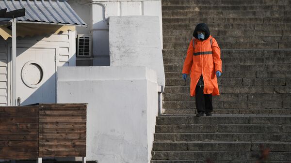 Женщина идёт по набережной Севастополя
