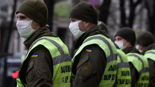 Сотрудники Национальной гвардии перед зданием Верховной рады Украины в Киеве