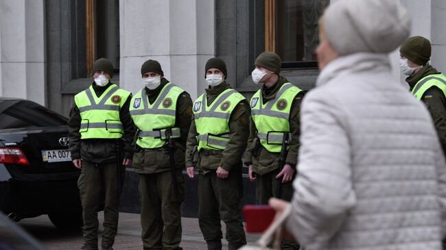 Сотрудники Национальной гвардии перед зданием Верховной рады Украины в Киеве