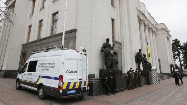 Полицейский автомобиль у здания Верховной рады Украины в Киеве