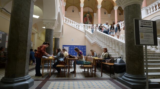 Абитуриенты в здании факультета журналистики МГУ