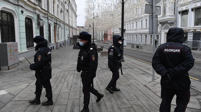 Сотрудники полиции в масках на улице Большая Дмитровка в Москве