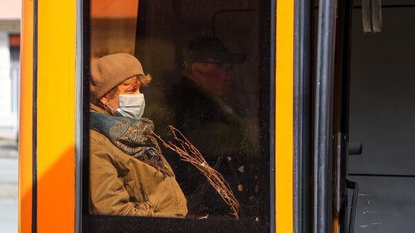 Женщина в защитной маске в салоне автобуса в Калининграде