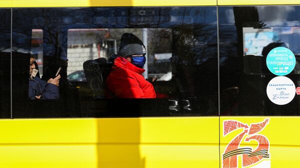 Мужчина в защитной маске в салоне автобуса