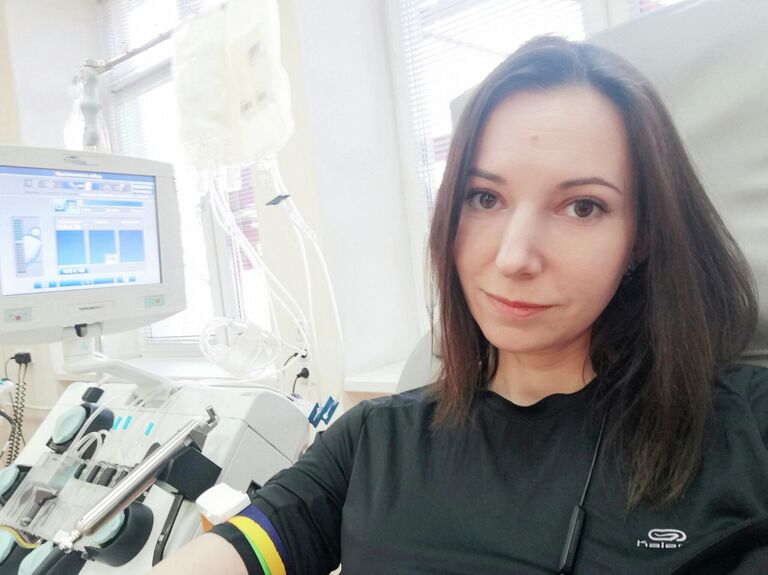 Александра сдает кровь