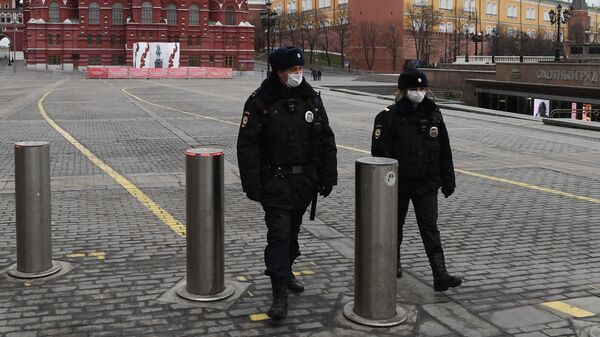 Сотрудники полиции в масках на Манежной площади в Москве