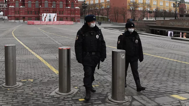 Сотрудники полиции в масках на Манежной площади в Москве