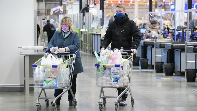 Покупатели в супермаркете в Санкт-Петербурге