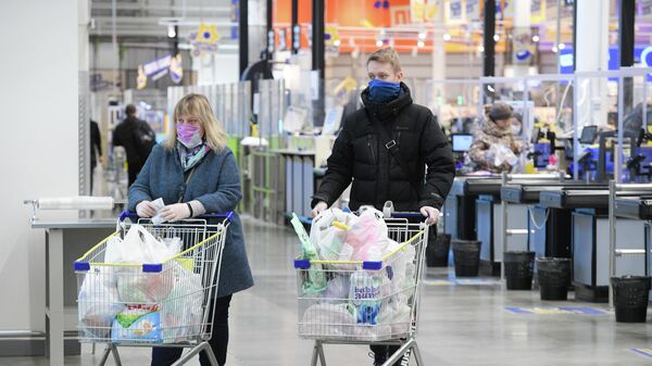 Покупатели в супермаркете в Санкт-Петербурге