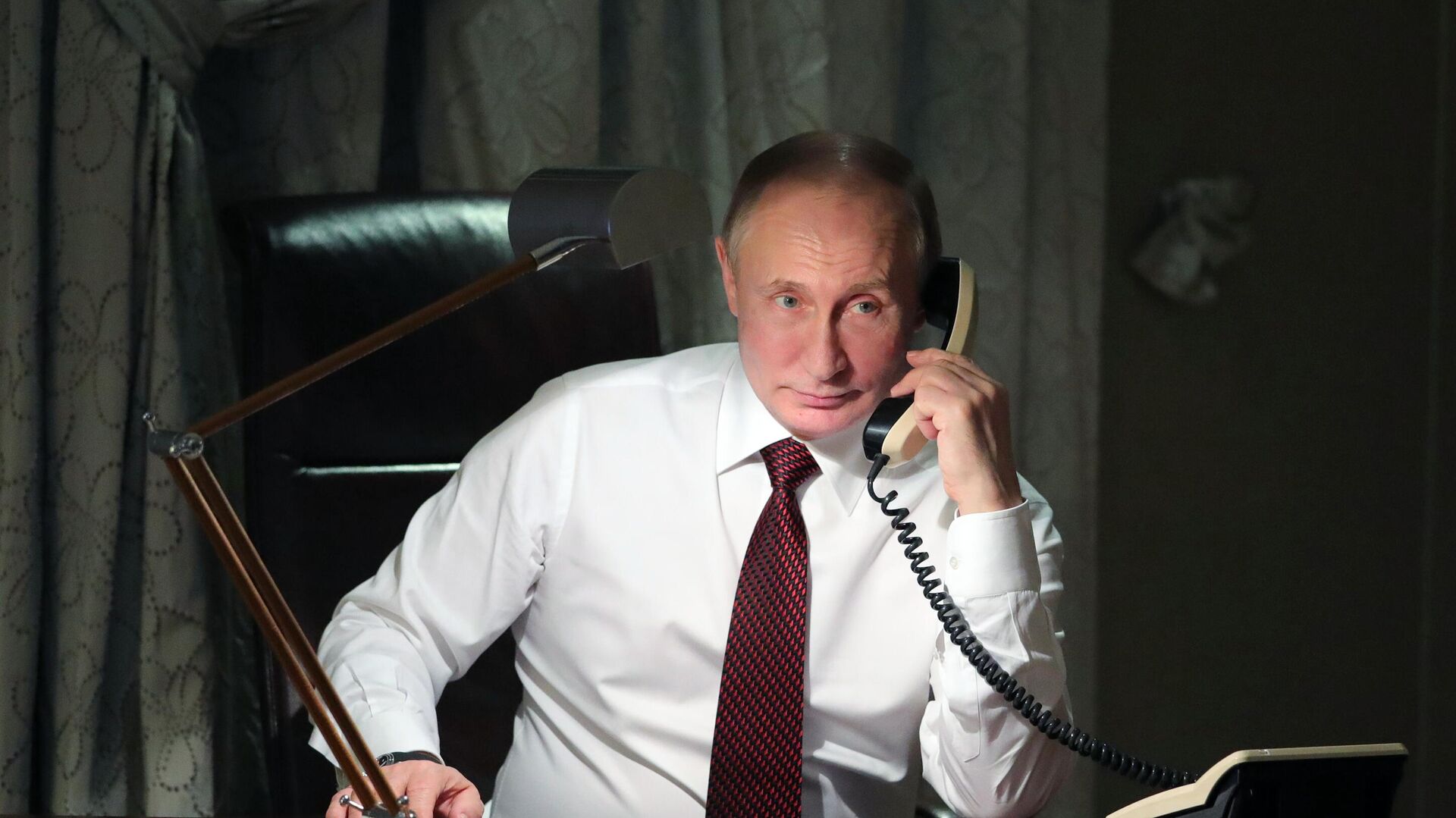 Президент РФ Владимир Путин во время телефонного разговора - РИА Новости, 1920, 25.11.2020