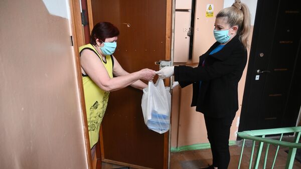 Социальный работник доставила продуктовый набор для пенсионерки в Ростове-на-Дону