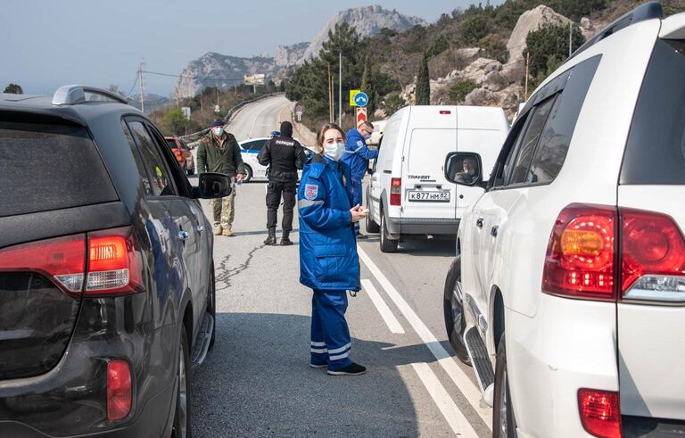 Фельдшер скорой помощи на блокпосту Мыс Сарыч на 45-м километре Ялтинской трассы