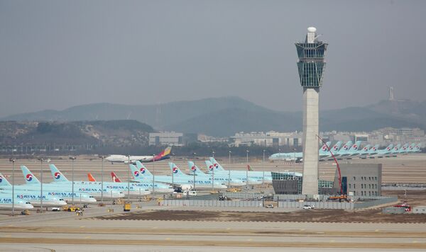 Самолеты авиакомпании Korean Air в аэропорту Инчхон после сокращения пассажирских перевозок из-за коронавируса Самолеты авиакомпании Korean Air в аэропорту Инчхон после сокращения пассажирских перевозок из-за коронавируса