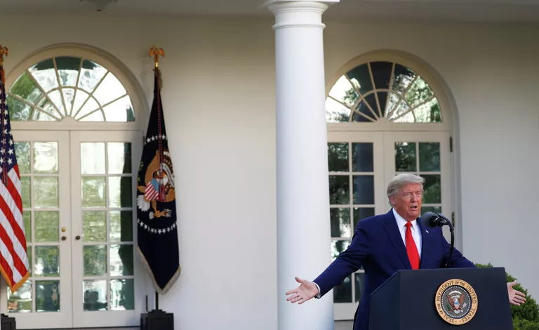 Президент США Дональд Трамп во время ежедневного брифинга по ситуации с коронавирусом Президент США Дональд Трамп во время ежедневного брифинга по ситуации с коронавирусом