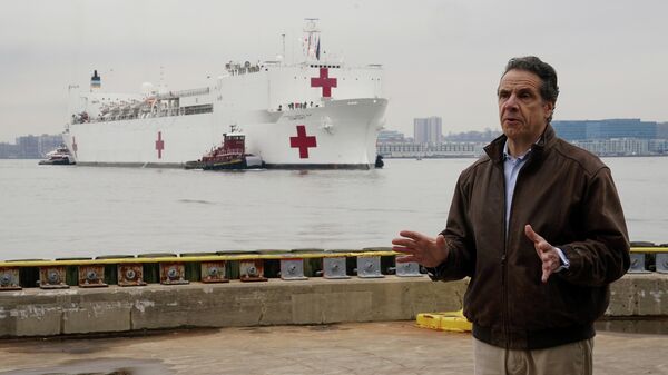 Губернатор Нью-Йорка Эндрю Куомо у причала на Манхэттене, куда прибыл корабль-госпиталь