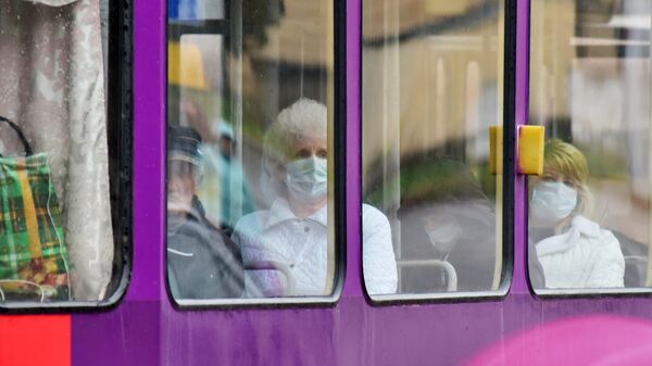 Пассажиры в защитных масках в вагоне трамвая в Пятигорске