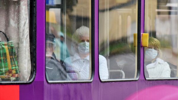 Пассажиры в защитных масках в вагоне трамвая в Пятигорске