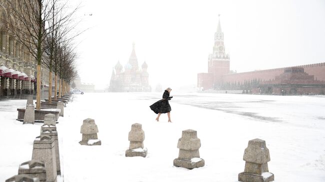 Женщина на Красной площади в Москве